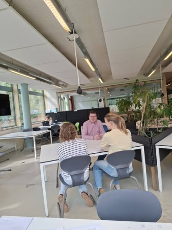 Vandaag was ik Levend Boek op een school in Bilthoven. ik werd daar twee keer geïnterviewd. Het was mooi om te doen. Compliment voor de leerlingen. 24 maart 2026